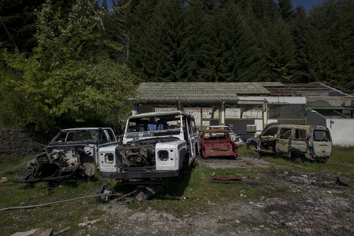 En el exhotel de Parques Nacionales hay vehículos abandonados y un edificio destrozado. Foto: Marcelo Martinez