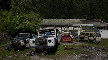 En el exhotel de Parques Nacionales hay vehículos abandonados y un edificio destrozado. Foto: Marcelo Martinez