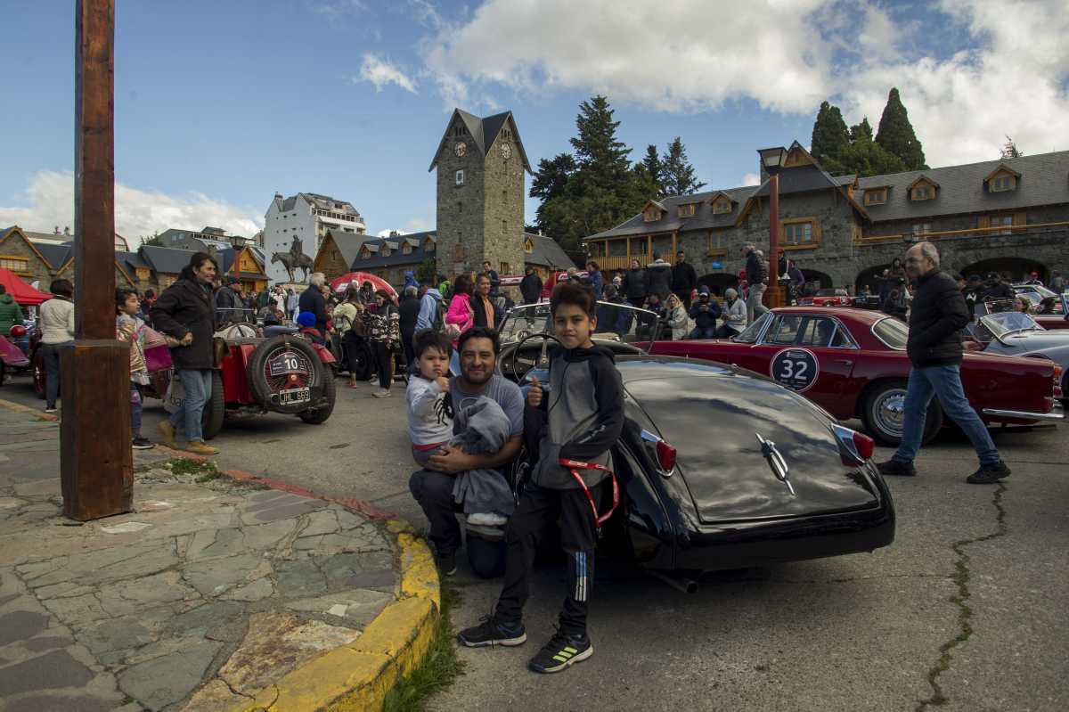 Cientos de fanáticos por los autos clásicos se acercaron al Centro Cívico. Foto: Marcelo Martínez.