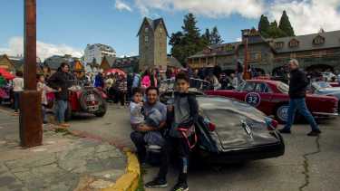 Cientos de fanáticos por los autos clásicos se acercaron al Centro Cívico. Foto: Marcelo Martínez.