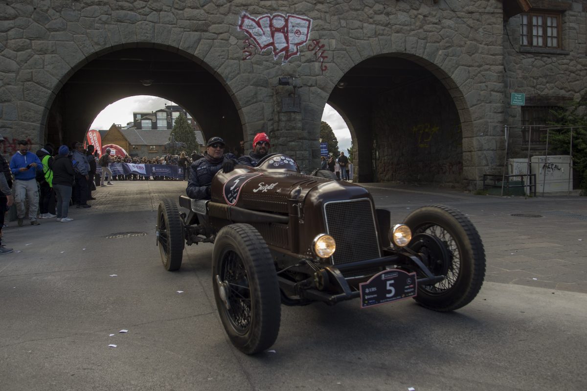 Alrededor de 80 autos clásicos participaron este miércoles de la largada simbólica del evento desde el Centro Cívico de Bariloche. (foto Marcelo Martínez)