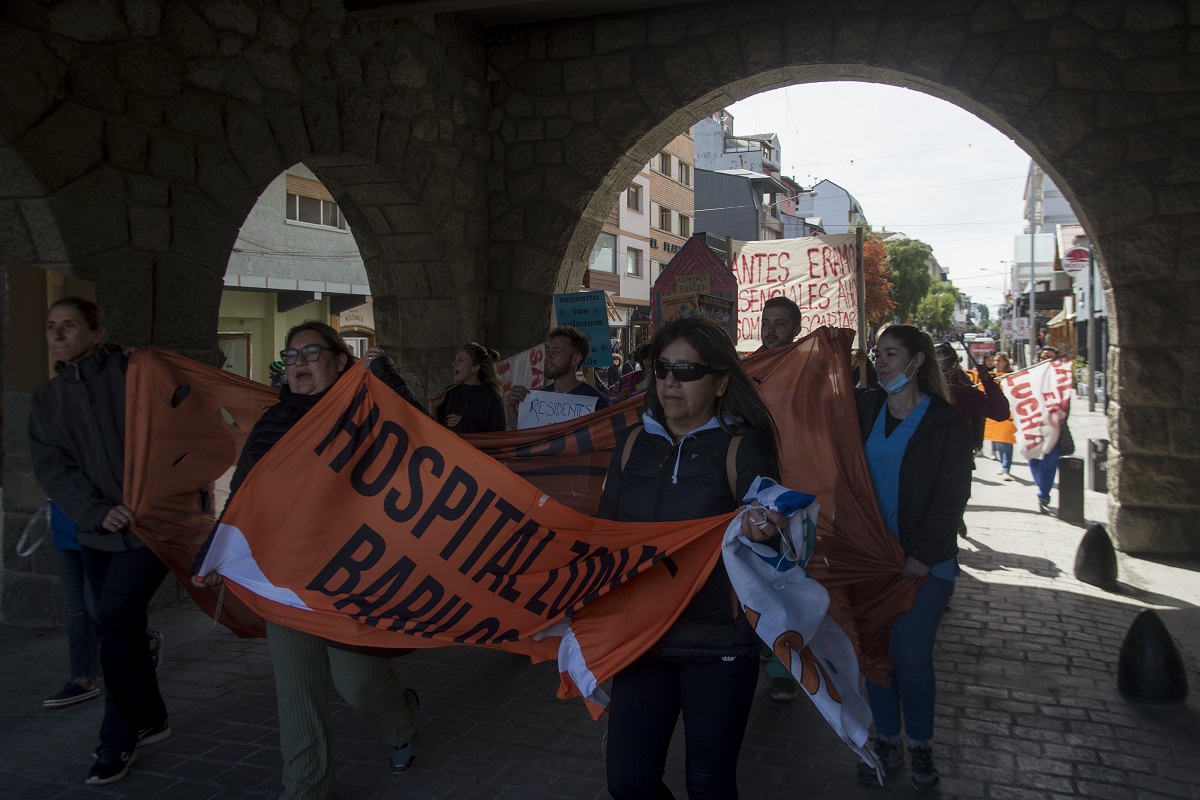 Los trabajadores de la salud marcharon al Centro Cívico. Foto: Marcelo Martínez