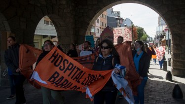 Los trabajadores de la salud marcharon al Centro Cívico. Foto: Marcelo Martínez