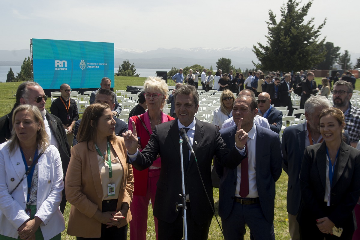 El ministro de Economía de Nación, Sergio Massa, junto a los gobernadores Omar Gutiérrez y Arabela Carreras, en el acto donde se anunció la segunda línea de alta tensión para Bariloche. Foto: Marcelo Martínez