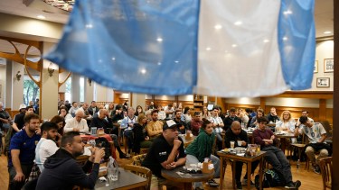 La desilusión ante el primer partido de Argentina en el Mundial. Foto: Chino Leiva