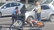 Imagen de Carlos Bianchi protagonizó un accidente: un motociclista terminó herido