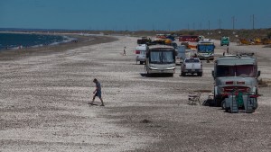 El intenso tránsito vehicular destruye la playa de conchillas, cerca de Las Grutas