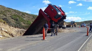 Un camión cayó dentro de un pozo mientras descargaba arena para taparlo, en Las Lajas