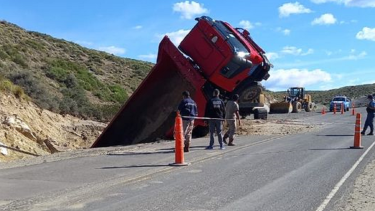 El camión quedó atrapado cuando descargaba arena. foto: https://www.facebook.com/pehuenfm.laslajas