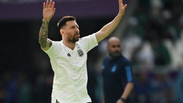 El saludo de Messi al salir al campo de juego para la entrada en calor (REUTERS/Dylan Martinez)
