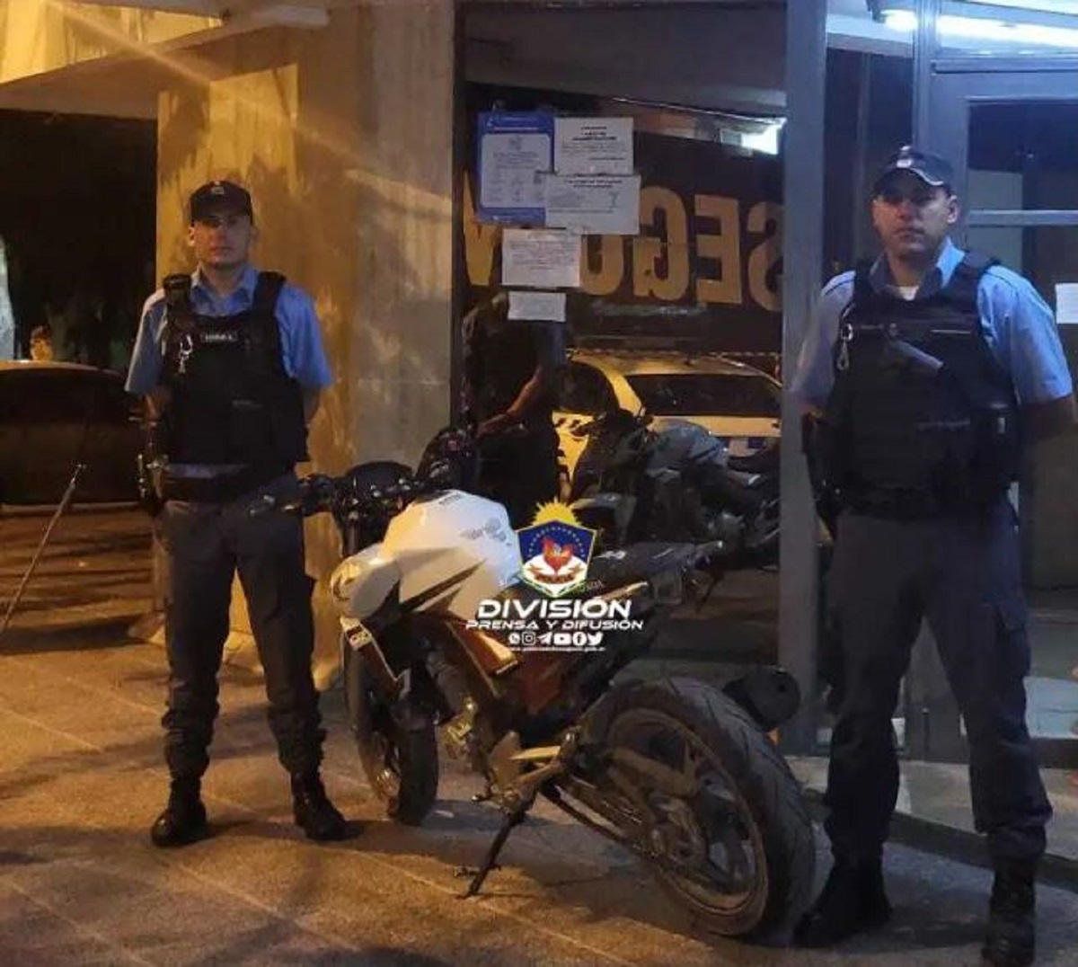 El motociclista tenía pedido de captura y la moto, de secuestro, así que ambos quedaron bajo la órbita policial. (Prensa Policía).-