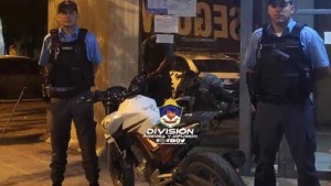 Lo reconocieron, quiso huir, pero le falló la moto en el intento de escapar en Neuquén