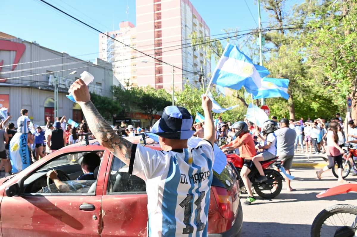Festejos del partido de Argentina vs Polonia en Cipolletti. Foto Archivo: Florencia Salto. 