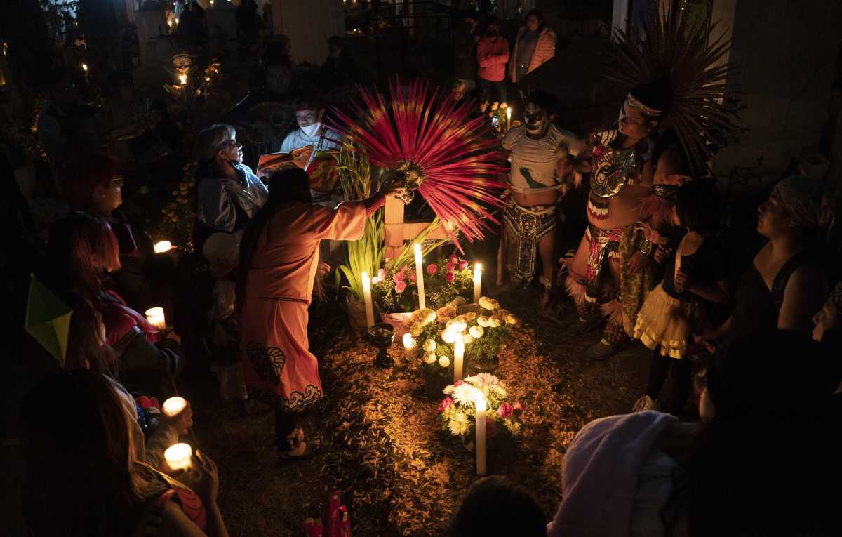 La celebración del Día de los Muertos tiene sus raíces en las culturas prehispánicas. (AP Photo/Marco Ugarte).