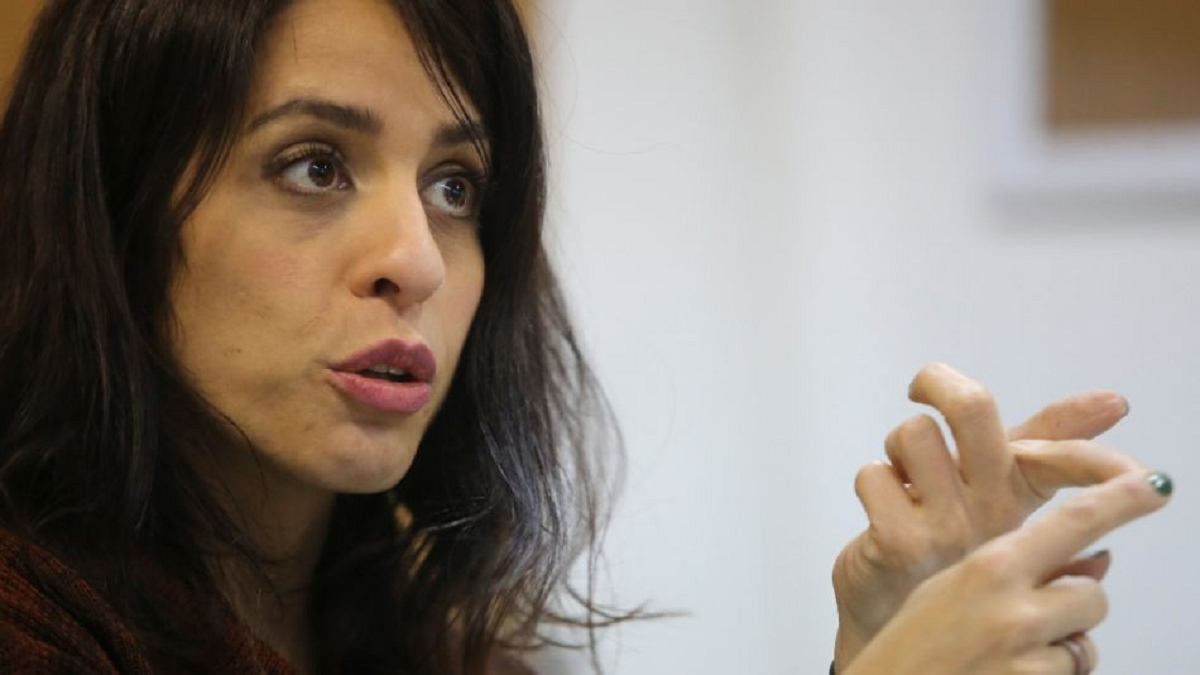 Victoria Donda criticó a Clarín, propietario de TyC por transmitir los cantos xenófobos de hinchas argentinos en Qatar. 
