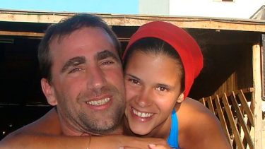 Sebastián e Inés permanecían de vacaciones en Italia. Él se quiere volver de inmediato.-