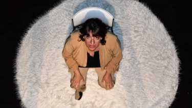 "El amor es una mierda"!, el unipersonal protagonizado por Mariana Corral, vuelve a Ámbito Histrión.