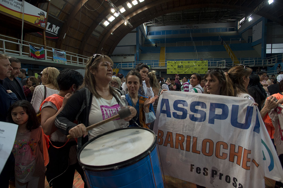Trabajadores del hospital de Bariloche ingresaron al gimnasio Pedro Estremador con su protesta, pero la gobernadora ya había sido retirada. Foto: Marcelo Martinez