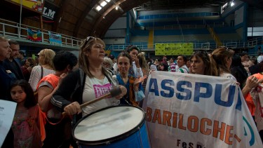 Trabajadores del hospital de Bariloche ingresaron al gimnasio Pedro Estremador con su protesta, pero la gobernadora ya había sido retirada. Foto: Marcelo Martinez