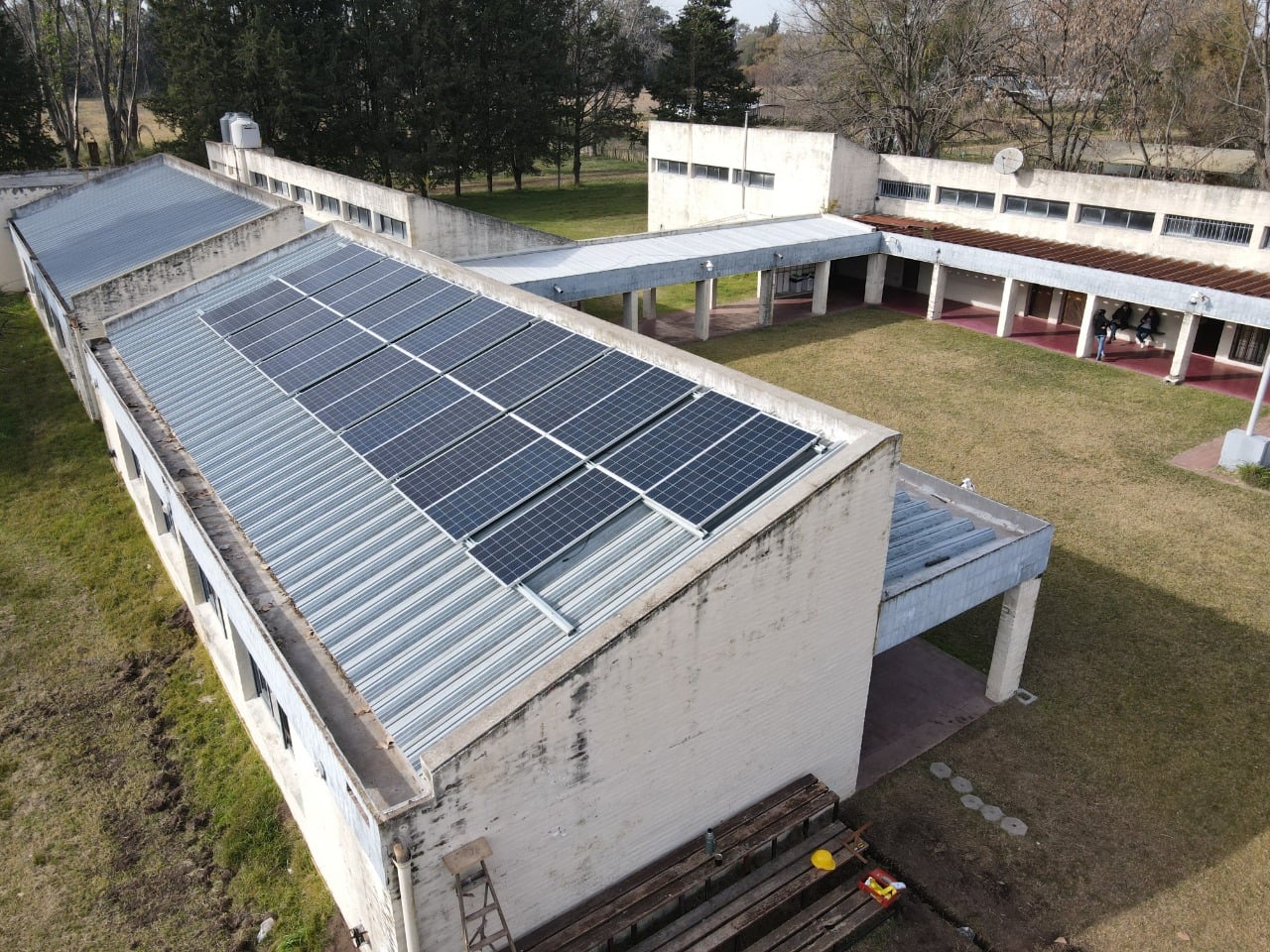 En general, las escuelas cuentan con importantes superficies en sus techos para instalar equipos fotovoltaicos. Foto: gentileza El Nuevo Cronista. 