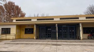 Un grupo de jóvenes ingresaron armados a una escuela de Cipolletti