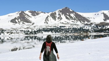 Caviahue no solo es atractiva en sí misma, sino que lo es también por sus alrededores, que se prestan para hacer senderismo y ciclismo. Foto: Florencia Salto.