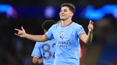 Julián Álvarez festeja su gol para Manchester City sobre Fulham. 