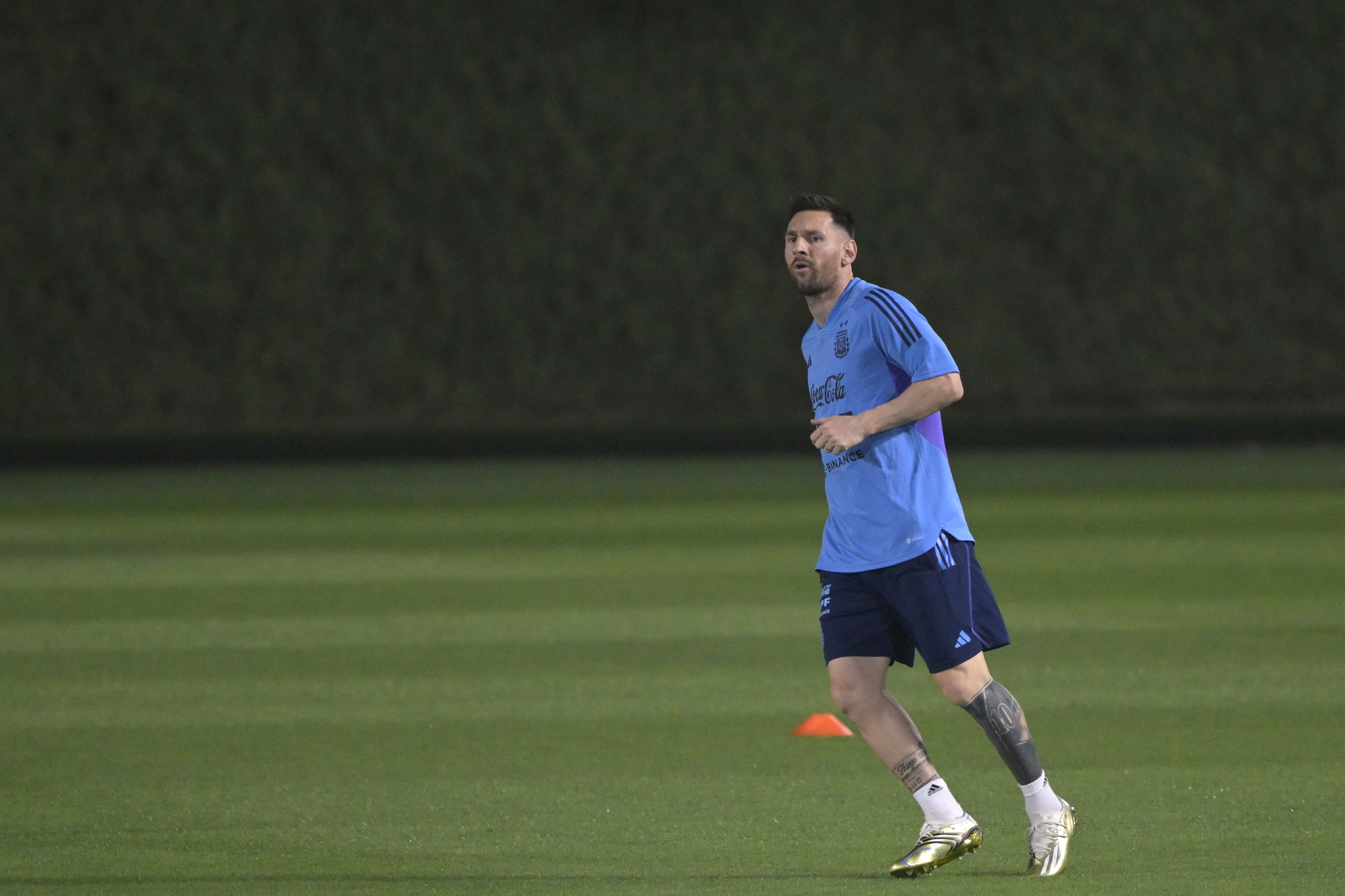 En el entrenamiento de hoy Lionel Messi practicó por fuera de sus compañeros pero está bien. 