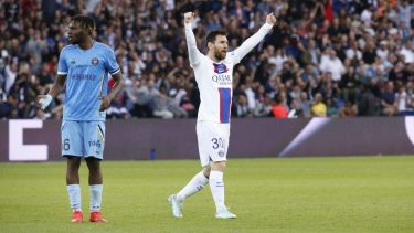 Messi vuelve después de una molestia que lo sacó del partido anterior.