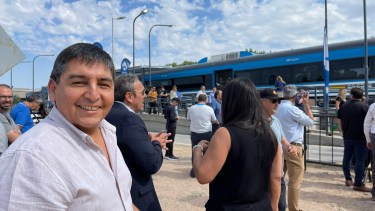 Quintriqueo fue a participar de la inauguración de los apeaderos del tren, por invitación de Gaido. (Twitter).-