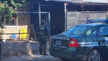 Ocho allanamientos simultáneos protagonizaron Gendarmería y Policía de Seguridad Aeroportuaria en Neuquén. (Foto @MovilRigo).-