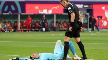 El arquero iraní no pudo continuar tras un durísimo golpe.