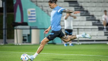 Uruguay enfrenta a Portugal en el plato fuerte de la jornada.