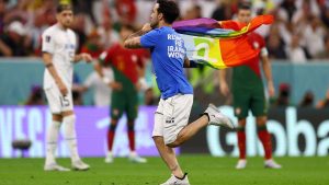 Mundial Qatar 2022: Un hincha invadió la cancha con una bandera con los colores LGBTIQ+