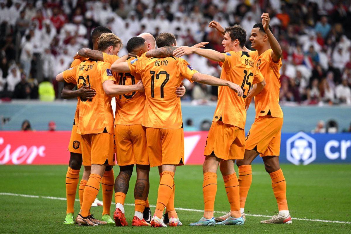 Los neerlandeses festejan el triunfo sobre Qatar que les dio el "1" del grupo A. 