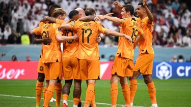 Los neerlandeses festejan el triunfo sobre Qatar que les dio el "1" del grupo A. 