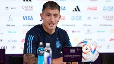 Lisandro Martínez en la conferencia de prensa de hoy que exige FIFA por reglamento. 