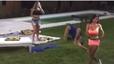 El golpe de uno de los protagonistas del reality mientras realizaba ejercicios. Foto Twitter. 