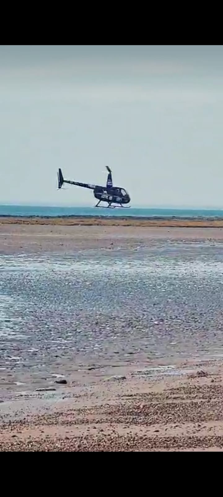 El helicóptero de la firma de turismo aventura, realizando vuelos rasantes en las playas de Él Sótano, al sur de Las Grutas. Desde allí pasó a Sierra Grande. No hay radares que puedan constatar que no sobrevoló Islote Lobos