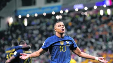 Mbappe viene de anotar un gol en el comienzo para Francia. (AP Photo/Christophe Ena)