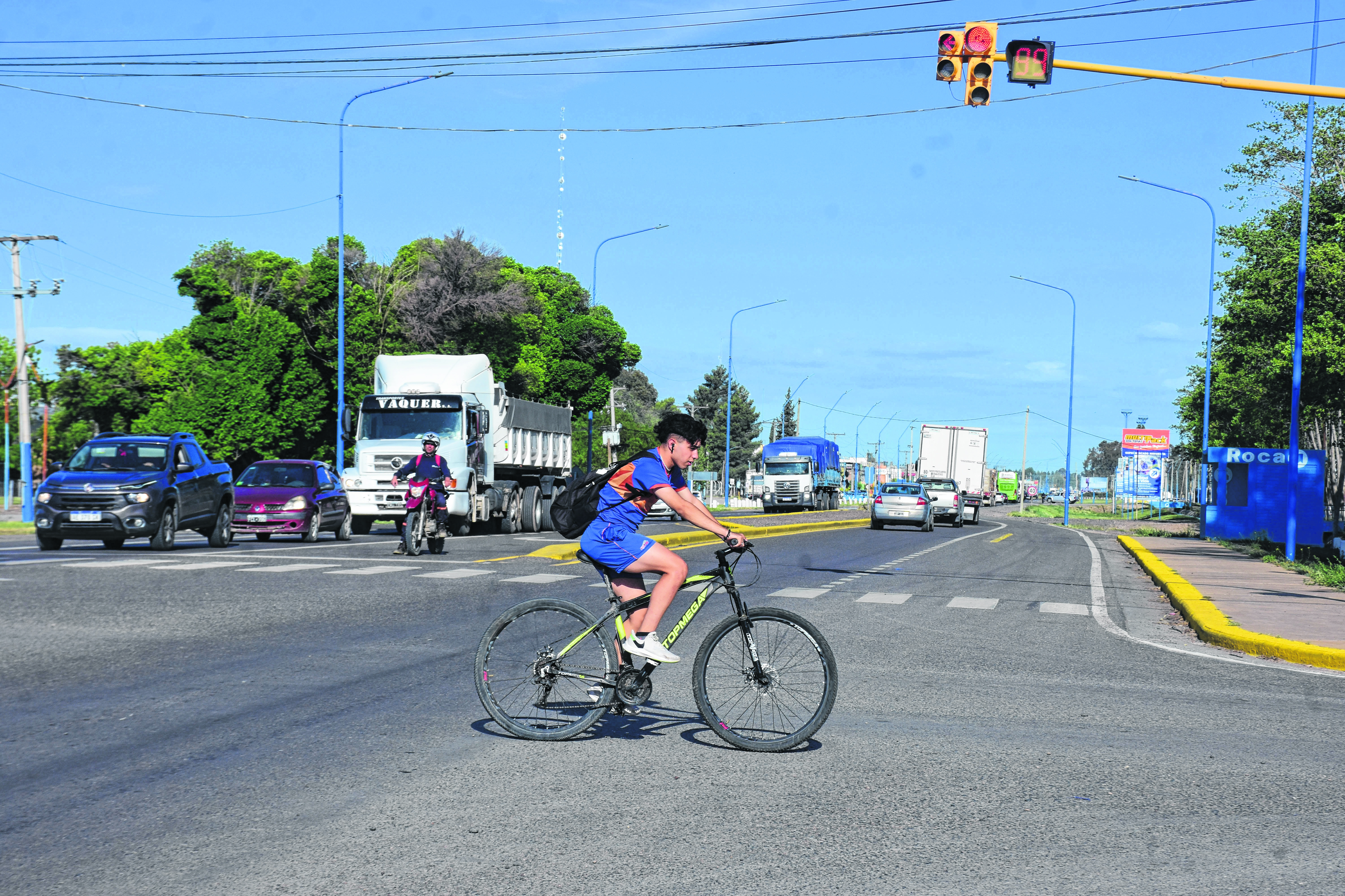 Semáforo en Ruta 22 sobre calle San Juan. Foto: Andrés Maripe