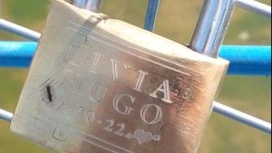 Inauguraron un puente y una pareja ya selló su compromiso con un «candado del amor», en Roca