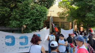 La marcha en Roca ocurre en simultáneo con otros puntos del país. Foto Daniel Quilodrán