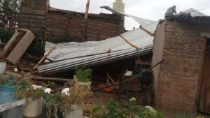 Solidaridad: el temporal les voló el techo de sus casas y ahora piden ayuda, en Roca