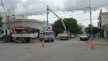 Personal de Edersa trabaja desde temprano para restablecer el suministro. Foto gentileza