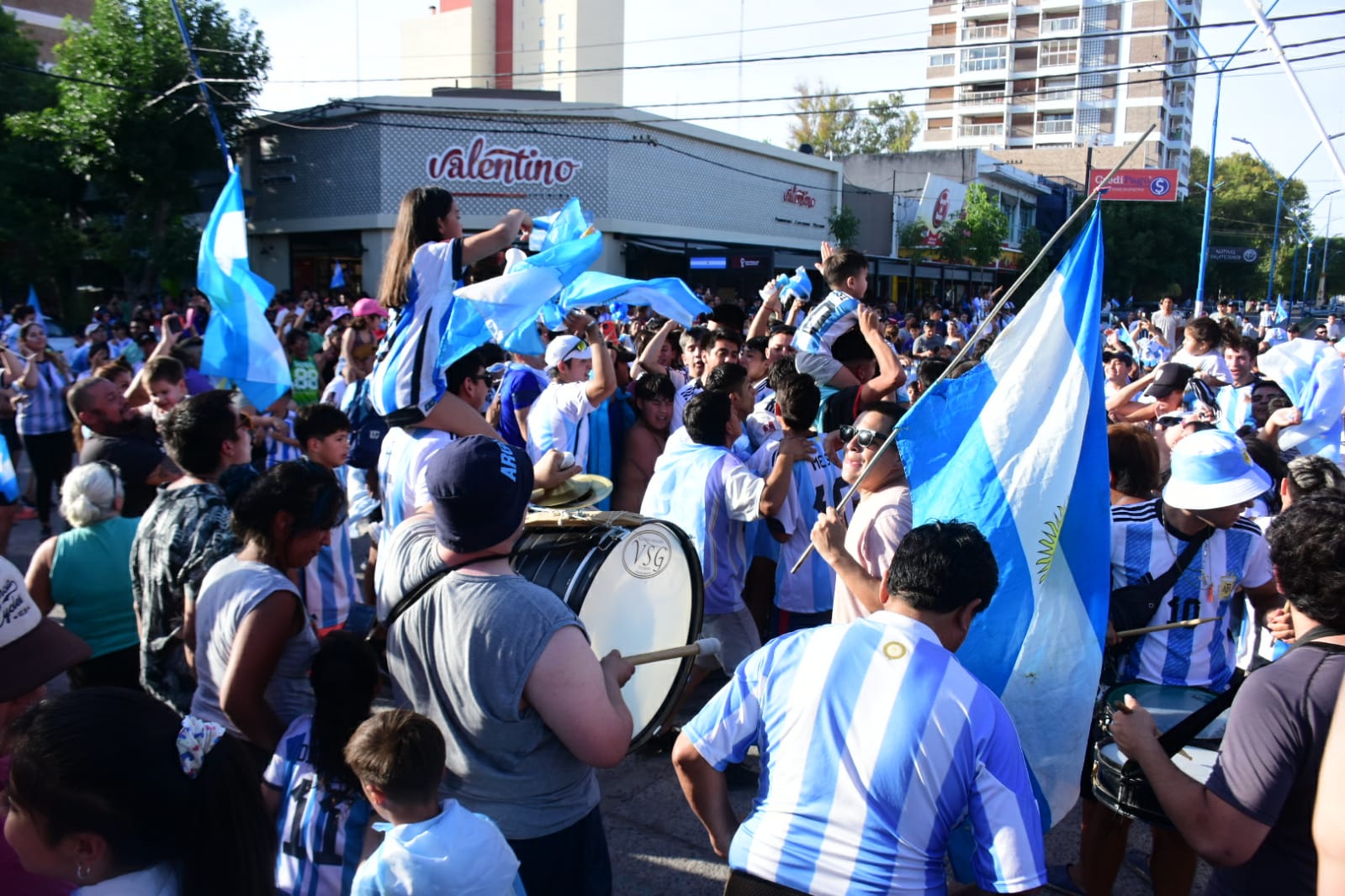 El punto de concentración fue la tradicional esquina de Avenida Roca y Tucumán. Fotos Andrés Maripe