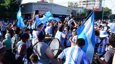 El punto de concentración fue la tradicional esquina de Avenida Roca y Tucumán. Fotos Andrés Maripe