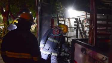 Las llamas se registraron cerca de las 22:30 en calle La Pampa. Foto gentileza