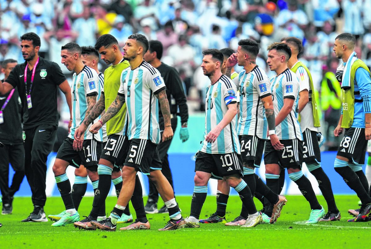 Argentina abandona el campo de juego del estadio Lusail luego de caer ante Arabia Saudita, en el estreno del Mundial. (AP Photo/Ricardo Mazalan)