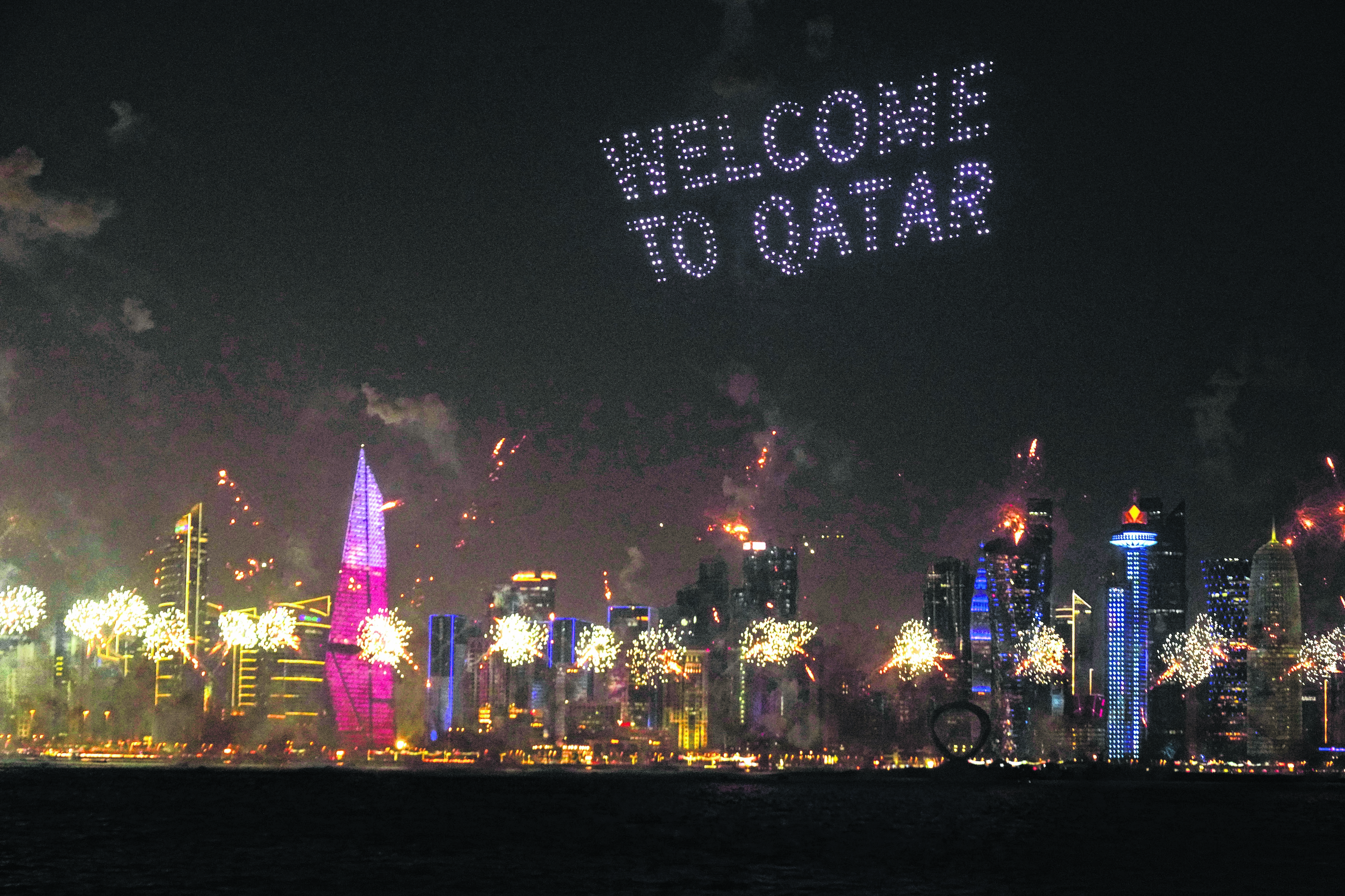 La inscripción  “Welcome to Qatar” fue realizada con drones en la noche previa a la inauguración. . (AP Photo/Jon Gambrell)